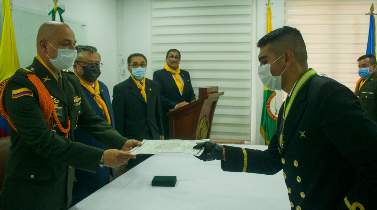 Distinción oficial en ceremonia de condecoración al ESMAD